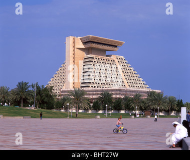 Blick auf die Corniche mit Sheraton Hotel, Doha, Katar Ad-Dawhah-Gemeinde Stockfoto