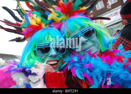 Nahaufnahme von jungen Frauen im Kostüm bei jährlichen Karneval Parade in Maastricht-Niederlande-Europa Stockfoto