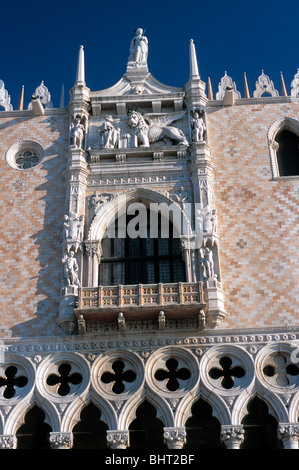 Detail der Dogenpalast mit einer geflügelten Löwen-Skulptur auf gewölbte Fenster, Venedig, Italien Stockfoto