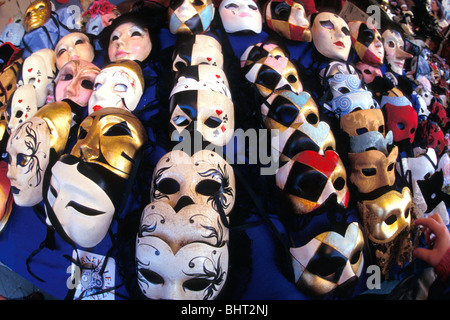 Vielzahl von Masken im Shop in Venedig während des Karnevals Stockfoto