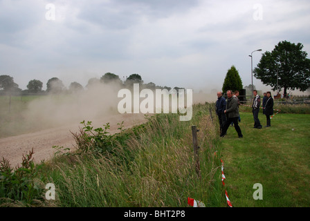 Zuschauern entlang Wertungsprüfung bei Road rally Stockfoto