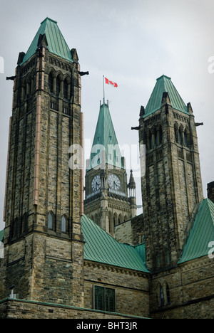 Der Frieden-Turm, eingerahmt von zwei Türmen auf Kanadas Parliament Hill in Ottawa, Ontario. Stockfoto