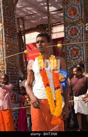 Indien, Kerala, Koorkancherry Sree Maheswaras Tempel, Thaipooya Mahotsavam Festival Hindu Anhänger Metallstange durch durchbohrten Wangen Stockfoto