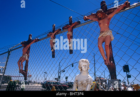 Vier Kreuze hängen an einem Drahtzaun eine Straßenkreuzung in einem Vorort von Los Angeles. Stockfoto
