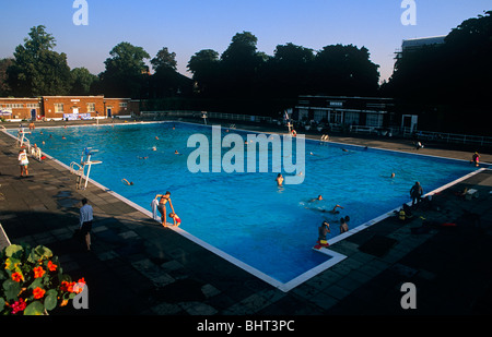 Am frühen Morgen Aktivität für South London einheimische wie sie im unbeheizten Pool Brockwell Lido, Herne Hill schwimmen. Stockfoto