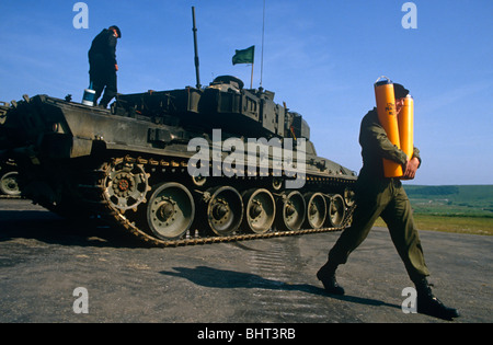 Die Besatzung von einem Herausforderer 2 Behälter des Royal Tank Regiment der britischen Armee bereit sich vor live Artillerie feuern. Stockfoto