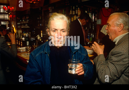 Der bekannte barfly, Low-Life und Schriftsteller Jeffrey Bernard in seiner Lieblingsposition im Coach and Horse Pub, Soho, London. Stockfoto