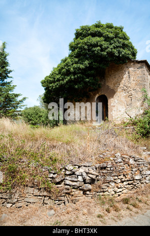 Alte Kapelle bauen mit Felswand vor, Rodellar, Sierra De Guara, Aragon, Spanien Stockfoto