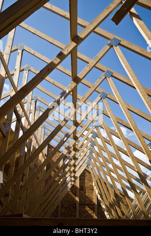 Neuen Wohnungsbau nach Hause Rahmung vor einem tiefblauen Himmel. Stockfoto