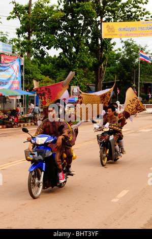 Phitakhon Geister auf dem Motorrad, Phitakon Festival (Phi ta Khon), Dansai, Loei, Thailand Stockfoto