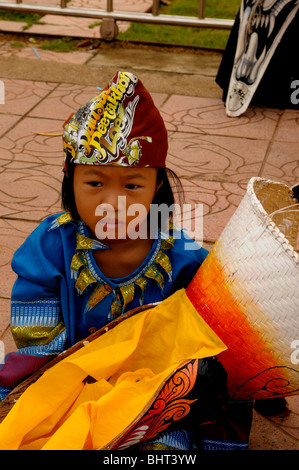 junges Mädchen mit ihrem Geistermaske, Phitakon Festival (Phi ta Khon), Dansai, Loei, Thailand Stockfoto