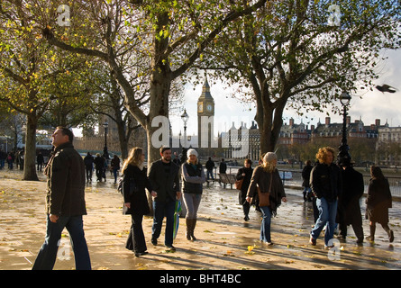 Fußgänger am Südufer, Big Ben, Uhrturm, Houses of Parliament, London, England, Vereinigtes Königreich, Europa Stockfoto
