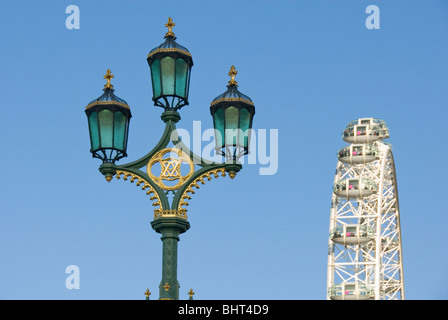 Alten Straßenlaterne und das London Eye, Millennium Wheel, Riesenrad, London, England, Vereinigtes Königreich, Europa Stockfoto