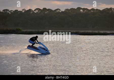 Eine Wassermotorräder pflügt durch die Halifax-Fluss im östlichen Florida Stockfoto