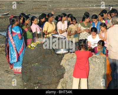 Indien, Schrein beten hinduistische Frauen am Meer in Mumbai Stockfoto