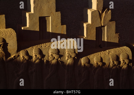 Reliefskulptur Thema derjenigen des achämenidischen Reiches steigen die Treppe Persepolis, Iran Stockfoto
