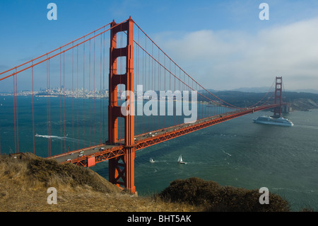 Golden Gate Bridge, Kreuzfahrtschiff und Skyline von San Francisco, von Marin Headlands Stockfoto