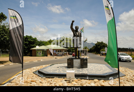 Nelson Mandela-Statue am Eingang zum ehemaligen Victor Verster Gefängnis namens jetzt Drakenstein Correctional Center in der Nähe von Paarl SA Stockfoto