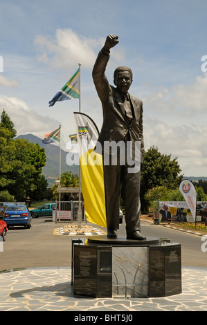 Nelson Mandela-Statue am Eingang zum ehemaligen Victor Verster Gefängnis namens jetzt Drakenstein Correctional Center in der Nähe von Paarl SA Stockfoto