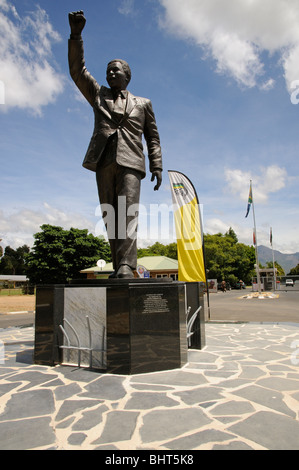 Nelson Mandela-Statue am Eingang zum ehemaligen Victor Verster Gefängnis namens jetzt Drakenstein Correctional Center in der Nähe von Paarl SA Stockfoto