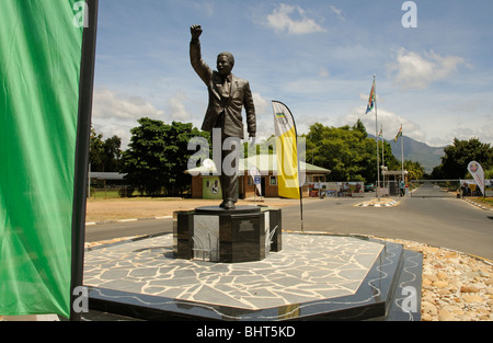 Nelson Mandela-Statue am Eingang zum ehemaligen Victor Verster Gefängnis namens jetzt Drakenstein Correctional Center in der Nähe von Paarl SA Stockfoto