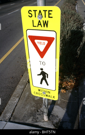 Schild "Staatsrecht, Ertrag für Fußgänger innerhalb Zebrastreifen" Stockfoto