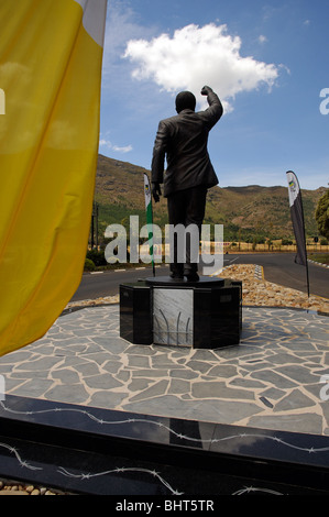 Nelson Mandela-Statue am Eingang zum ehemaligen Victor Verster Gefängnis namens jetzt Drakenstein Correctional Center in der Nähe von Paarl SA Stockfoto