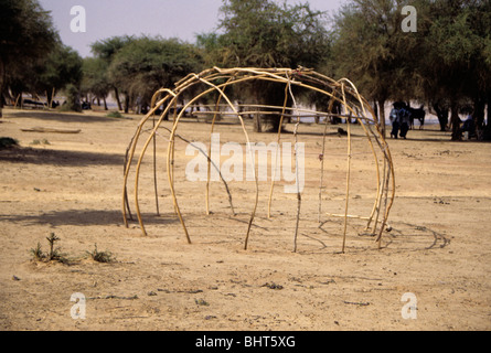 Akadaney, zentrale Niger, Westafrika. Fulbe Nomaden. Rahmen des Schlafens Gehäuse, gebildet von gebogenen Stöcken. Stockfoto