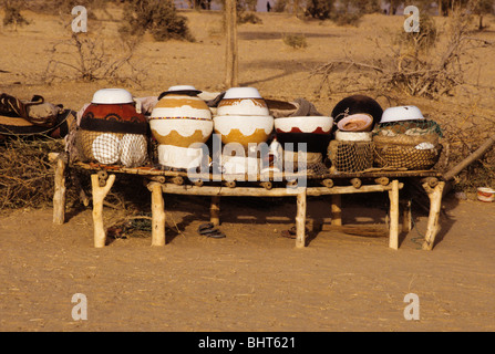 Akadaney, zentrale Niger, Westafrika. Fulbe Nomaden. Lagerung von Lebensmitteln und Essgeschirr auf dem Display. Stockfoto