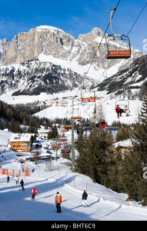 Sesselbahn im Zentrum von Corvara mit Colfosco in der Ferne, Sella Ronda Skigebiet Alta Badia, Dolomiten, Italien Stockfoto