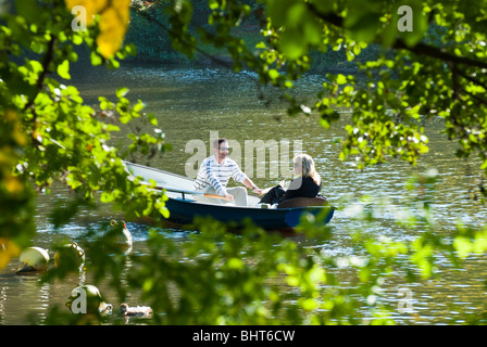 See, Ruderboot, Kurpark, Herbst, Wiesbaden, Hessen, Deutschland Stockfoto