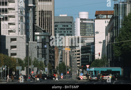 Frankfurt am Main, Mainzer Landstraße Mit modernen Bank-Und Bürogebäuden Frankfurt, Straße mit modernen Gebäuden Stockfoto