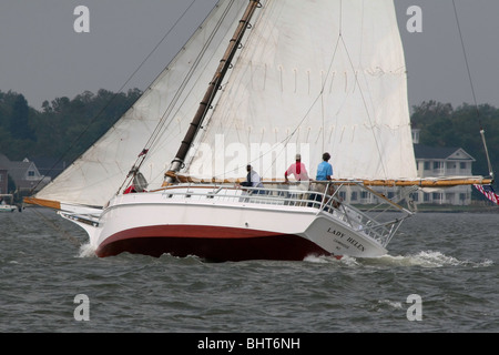 Skipjack LADY HELEN nimmt einen starken Hauch des Windes in den jährlichen Skipjack-Rennen Stockfoto