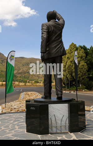 Nelson Mandela-Statue am Eingang zum ehemaligen Victor Verster Gefängnis namens jetzt Drakenstein Correctional Center in der Nähe von Paarl SA Stockfoto