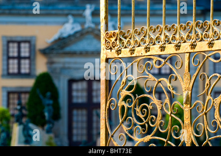 Hannover, großer Garten Herrenhausen, goldene Tor vor Galerie Gebäudemanagement, Niedersachsen, Deutschland Stockfoto