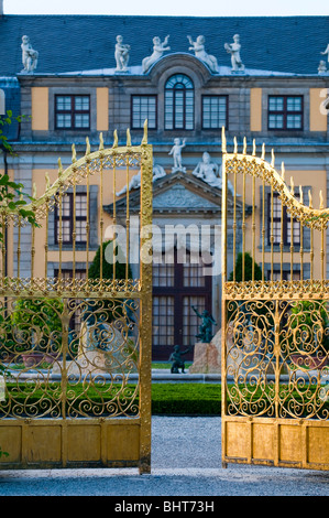 Hannover, großer Garten Herrenhausen, goldene Tor vor Galerie Gebäudemanagement, Niedersachsen, Deutschland Stockfoto