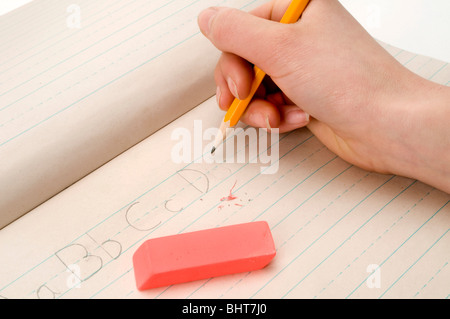 Hand aufs weiße Schrift auf Pad mit Bleistift Stockfoto