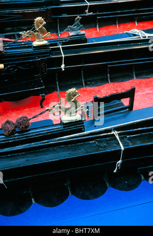 Detailansicht der dekorative Messing Pferd Figuren auf Gondeln in Kanal in Venedig Stockfoto