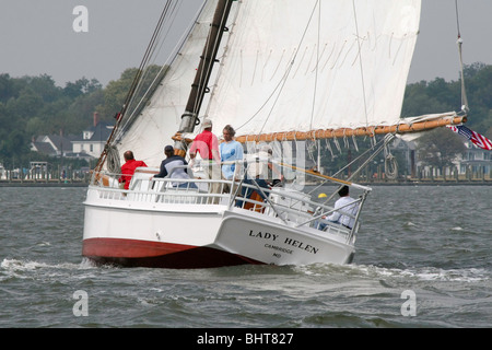 Skipjack LADY HELEN in den jährlichen Skipjack-Rennen Stockfoto