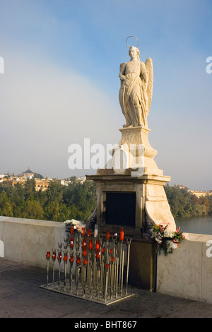 Córdoba, Spanien. Denkmal für San Rafael auf die römische Brücke. Stockfoto