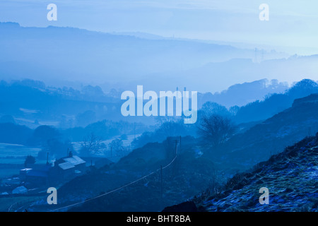 Ein nebliger Morgen Blick von Baildon Moor in der Nähe von Bradford in West Yorkshire Stockfoto