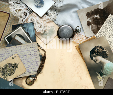 Erinnerungen. Zusammensetzung von Vintage-Fotografien und anderen Objekten. Stockfoto