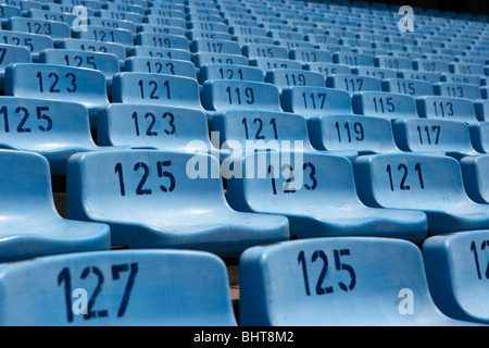 leere blaue Kunststoff Sitzreihen in Alberto J Armando la Bombonera Stadion, Heimat des Fußballvereins Atlético Boca juniors Stockfoto