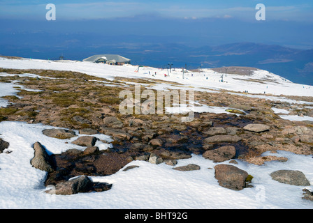 Ansicht von Skifahrern in der Zistrose Schüssel geben und das Alpenschneehuhn Restaurant auf Cairngorm Mountain, Schottland Stockfoto