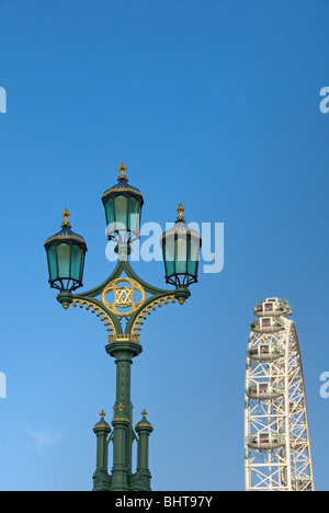 Alten Straßenlaterne und das London Eye, Millennium Wheel, Riesenrad, London, England, Vereinigtes Königreich, Europa Stockfoto