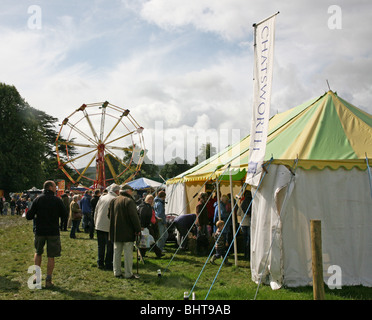 Besucher, die durch den Schlamm in Chatsworth Land oder Spiel Fair Chatsworth House Derbyshire England UK Stockfoto