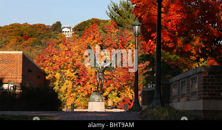 Statue sitzt inmitten von bunten Bäumen an einem Herbsttag in der Albemarle Grafschaft, Virginia. Stockfoto