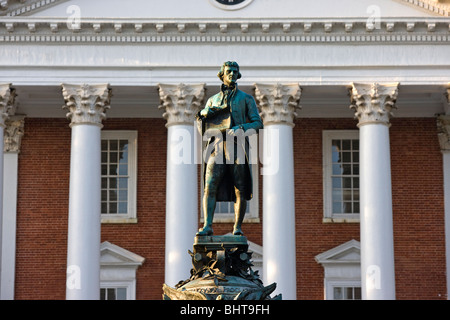 Eine Statue von Thomas Jefferson sitzt vor der Rotunde in Charlottesville, Virginia. Stockfoto