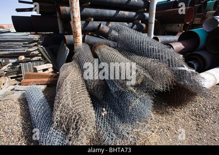 Rollen von Maschendrahtzaun am Schrottplatz Metall verwendet. Stockfoto