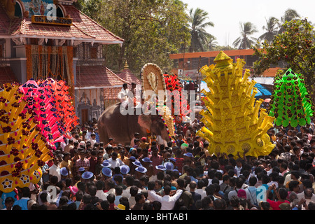 Indien, Kerala, Koorkancherry Sree Maheswaras Tempel, Thaipooya Mahotsavam Festival, geschmückten Elefanten in Menge Stockfoto